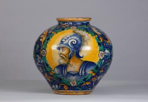 Venezia, 1560 circa, Mastro Domenico, Vaso in maiolica con ritratto di Soldato romano